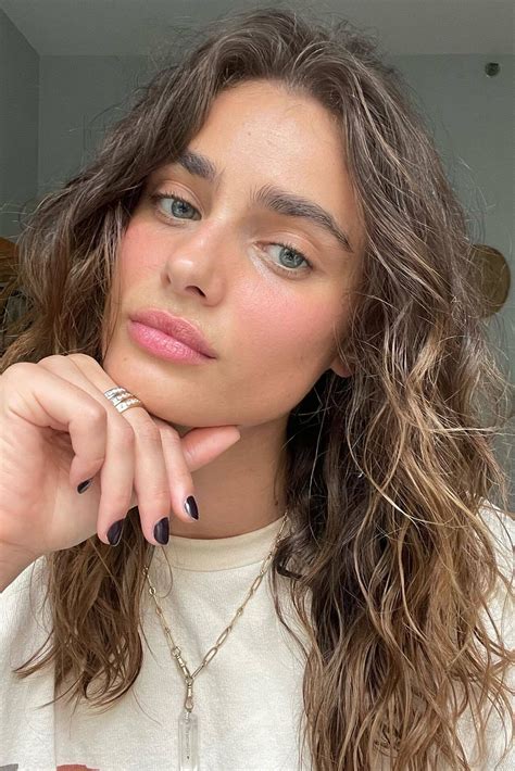 La modelo Taylor Hill usa hasta seis productos para peinar su pelo e