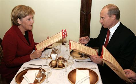 Кремль опубликовал архивные фото визита Путина и Меркель в Томск ...