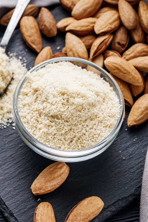 differences  almond flour   purpose flour