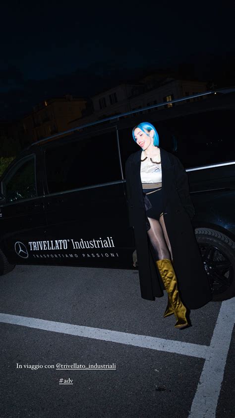 Il primo look di Rose Villain a Sanremo 2025: hot pants e stivali
