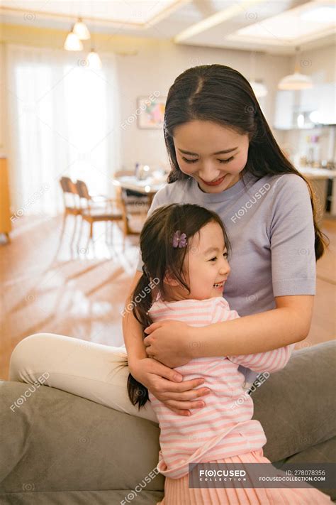Schön glücklich asiatisch mutter und tochter hugging bei zuhause — Kind