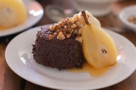 Шоколадов пудинг с поширани круши и орехов крокан | Food, Desserts, Brownie