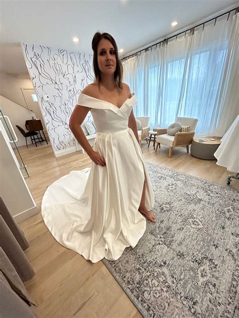 Chief - robe de mariée moderne et classique à bustier avec épaule dénu
