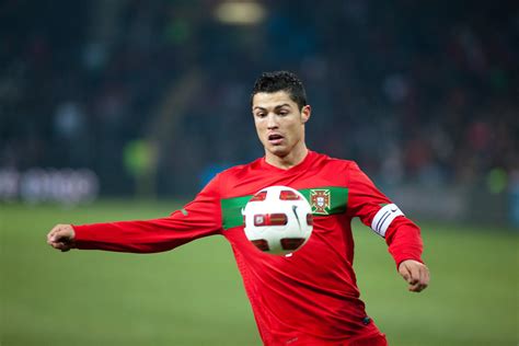 ronaldo pierwszym pilkarzem ktory zarobil miliard dolarow