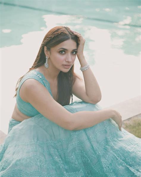 follow  lehanga poses  photoshoot jia shankar jiya shankar