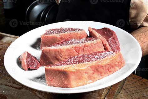 professional butcher teaching step by step how to prepare picanha, a