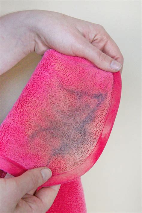 We Tried The Makeup Eraser That Claims To Remove All Your Makeup With ...
