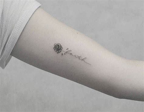 27 Subtle Small Flower Tattoos