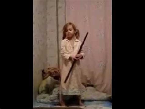 Какая странная у вас шпага, сударыня.. — Это арматура, мсье! - YouTube