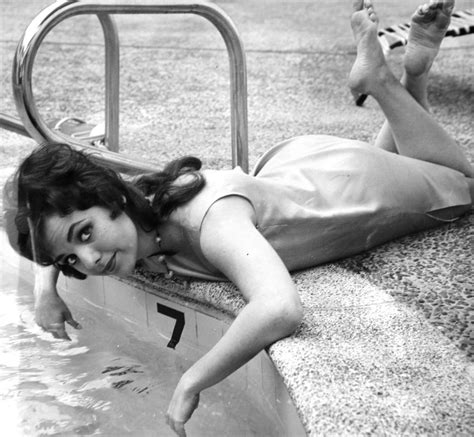 Dawn Wells's feet