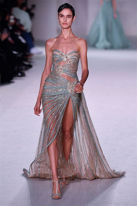 Transparência e nudez se firmam tendências da alta-costura na Semana de