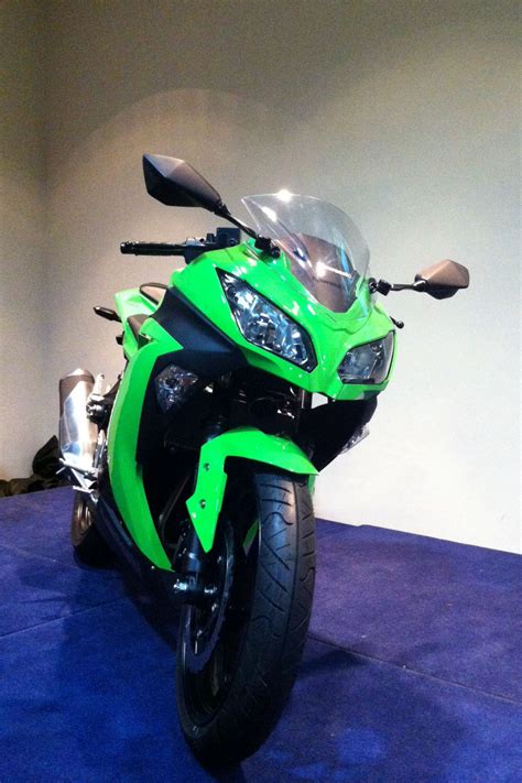 Ninja 300 chega ao Brasil por R$ 17.990 - Carros UOL - UOL Carros