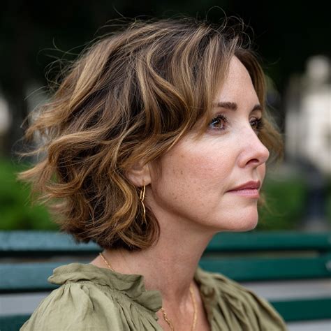 25 Short Wavy Hairstyles That Are Totally Trending for 2025 – Trendy ...