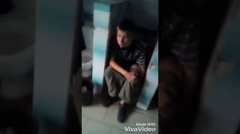 пацан срёт в туалете - YouTube