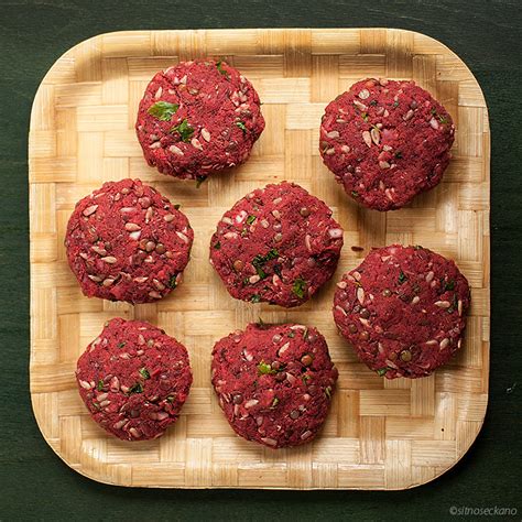 Плескавици од цвекло, морков и леќа / Beet carrot lentil burgers ...