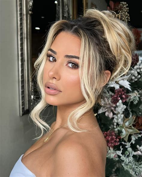 KIARA ZARAFETAS | Face card 📸 | Instagram