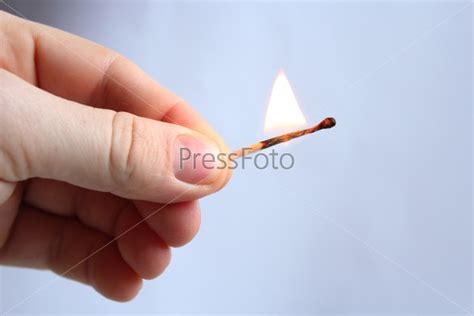 Фотография на тему Рука с горящей спичкой | PressFoto