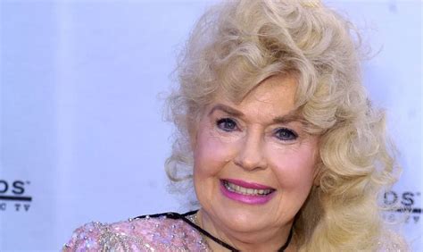 Donna Douglas’ Net Worth – A Detailed Overview - IMPARTART