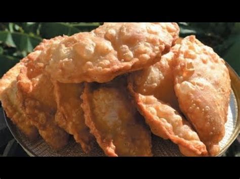Мука вода соль.Вот как нужно готовить чебурек,все должны знать как это ...