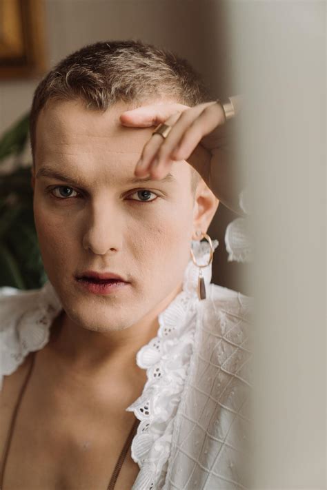 Non-binary TV characters, their outfits, hairstyle & makeup – offbinary
