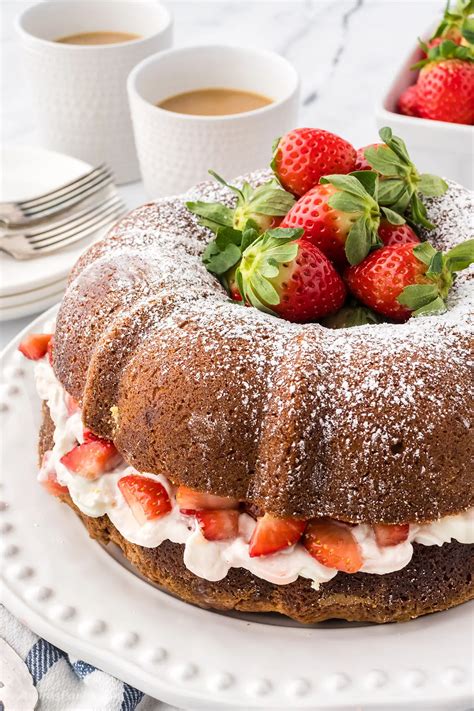 bundt cake with strawberries 1