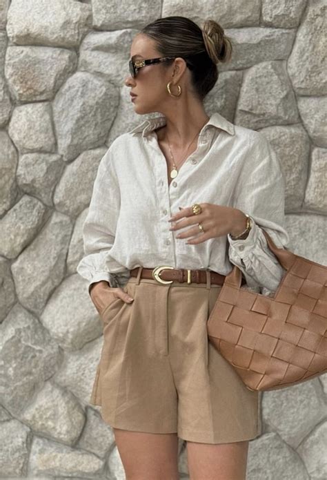 Short Bege Combina Com Que Cor De Blusa - Bermuda bege | Conjunto short e blusa, Looks inspirações, Bege look