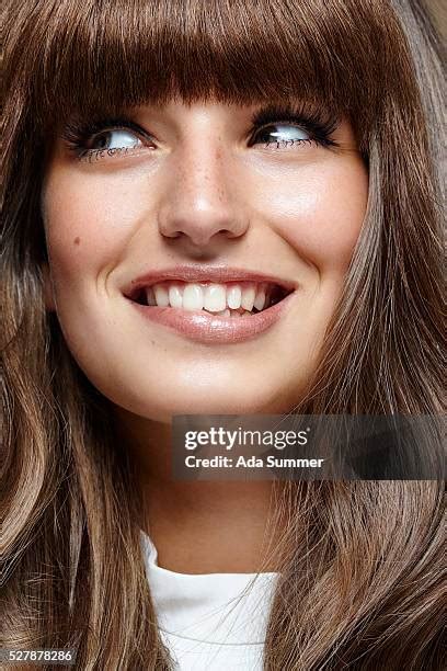 2.047 Mordersi Le Labbra Stock Photos, High-Res Pictures, and Images ...