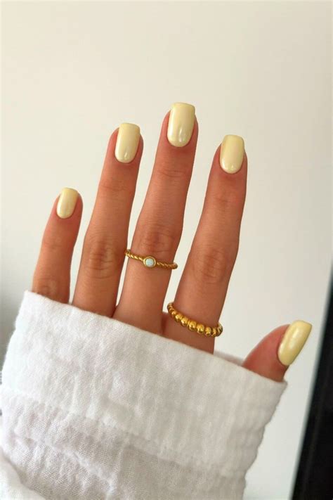 Colores de uñas que atraen la abundancia en primavera/verano 2024