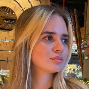 eva.ovaa - Age, Family, Bio | Famous Birthdays