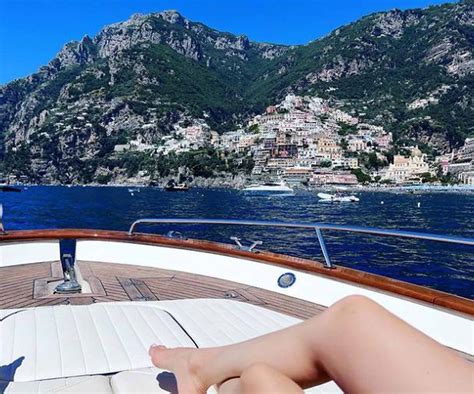 Ana de Armas revoluciona las redes con sus fotos en bikini en Italia