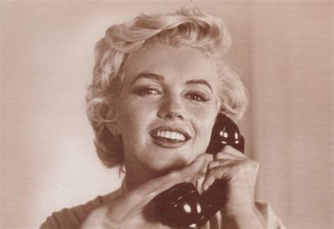 Marilyn Monroe - Marilyn on the phone