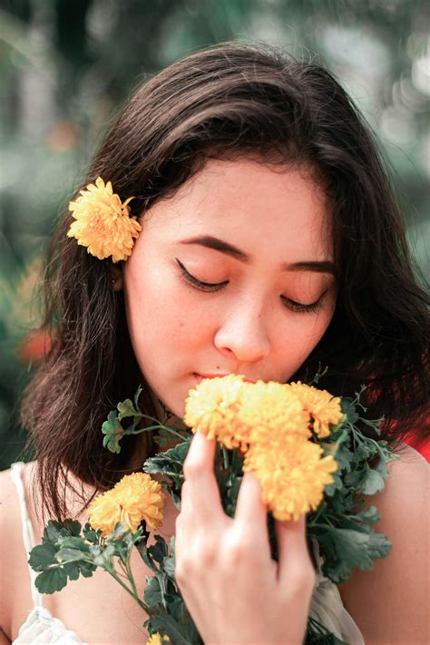 Girl With Flowers Photos, Download The BEST Free Girl With Flowers ...