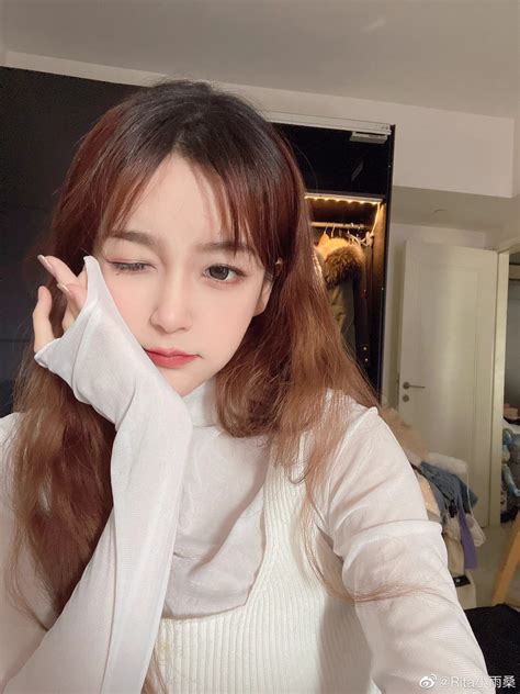 LPL解说Rita晒照：发动魔法攻击叫你起床!-直播吧