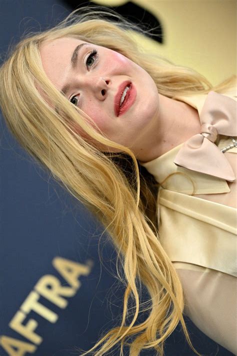 Pin em Elle Fanning Queen