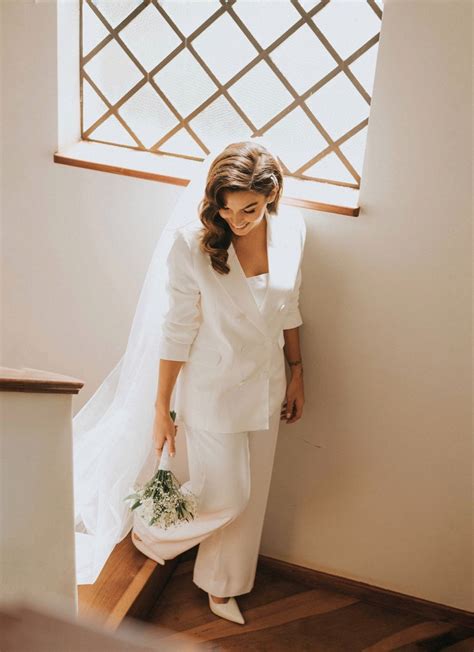 Terninho Feminino Para Casamento Civil - Casamento civil | Noiva de terno feminino, Looks casamento civil, Fotos ...