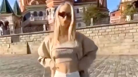 Lolita Bogdanova etterlyst av Vladimir Putin etter toppløs-video på Den ...