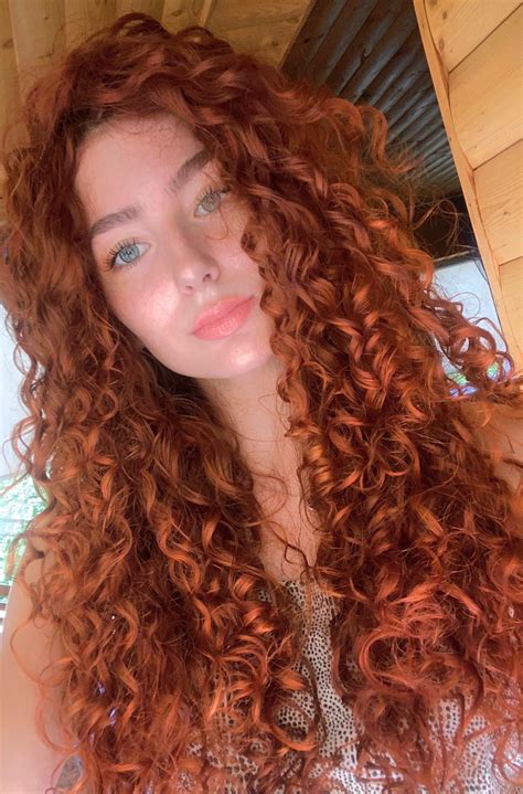 Hair parting in the middle is officially the trend of the year 2