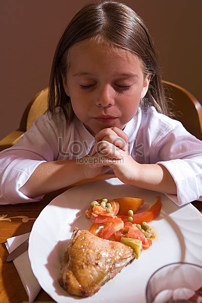 Girl Praying Before Meal Picture And HD Photos | Free Download On Lovepik