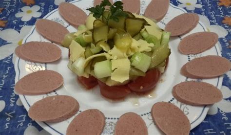 Салата с кренвирши и домати - Моята Рецепта