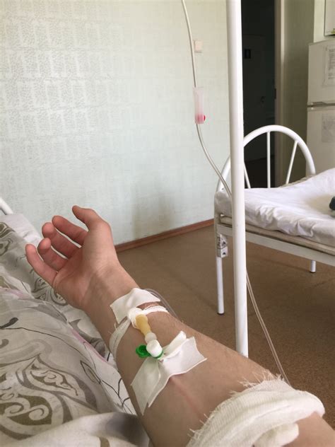 Фото в больнице в палате без лица девушки из реальной жизни днем под ...