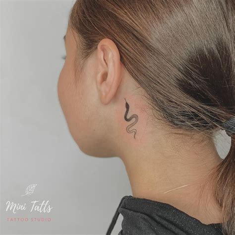 Мини тату змея на шее @mini_tatts