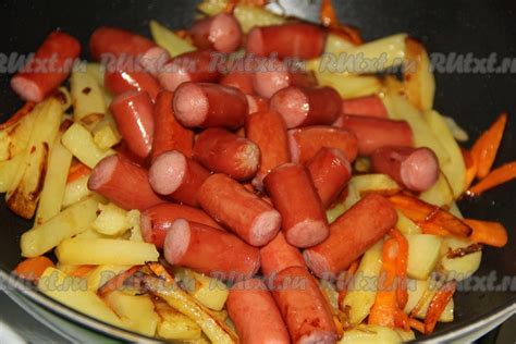 Жареная картошка с луком и сосисками на сковороде: 11 фото в рецепте