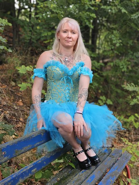 👤abigail sent you a friend request. 📍3.14 miles away 📩(5) new messages