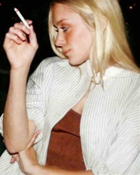 Chloe Sevigny smoking : r/smokingfetish