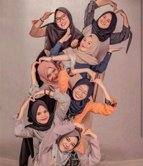 poses   friends photoshoot photo pose   friends group hijab