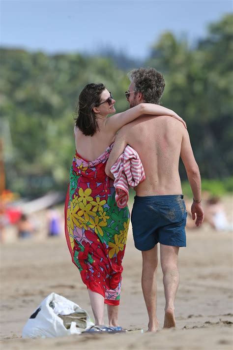 Anne Hathaway Bikini Candids - Hawaii 12/27/2015 • CelebMafia