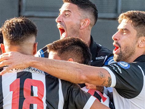 Video: el insólito gol en contra que le dio la punta a Estudiantes de