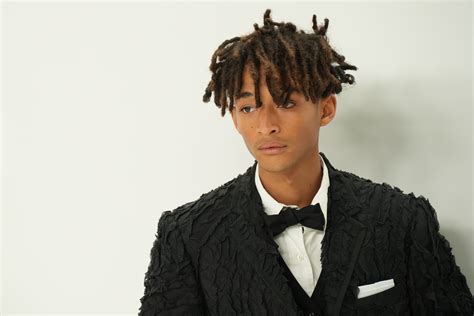 Riendo y bailando con una silla sobre la cabeza: así son las comentadas