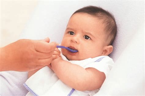 The Ideal First Solid Foods To Feed Your Baby