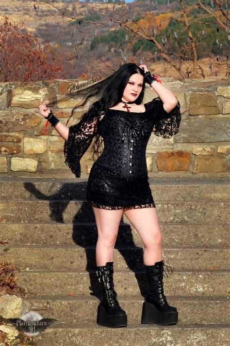 Pin by Benni alinda on Gothic fashion | Gothic outfits, Curvy goth